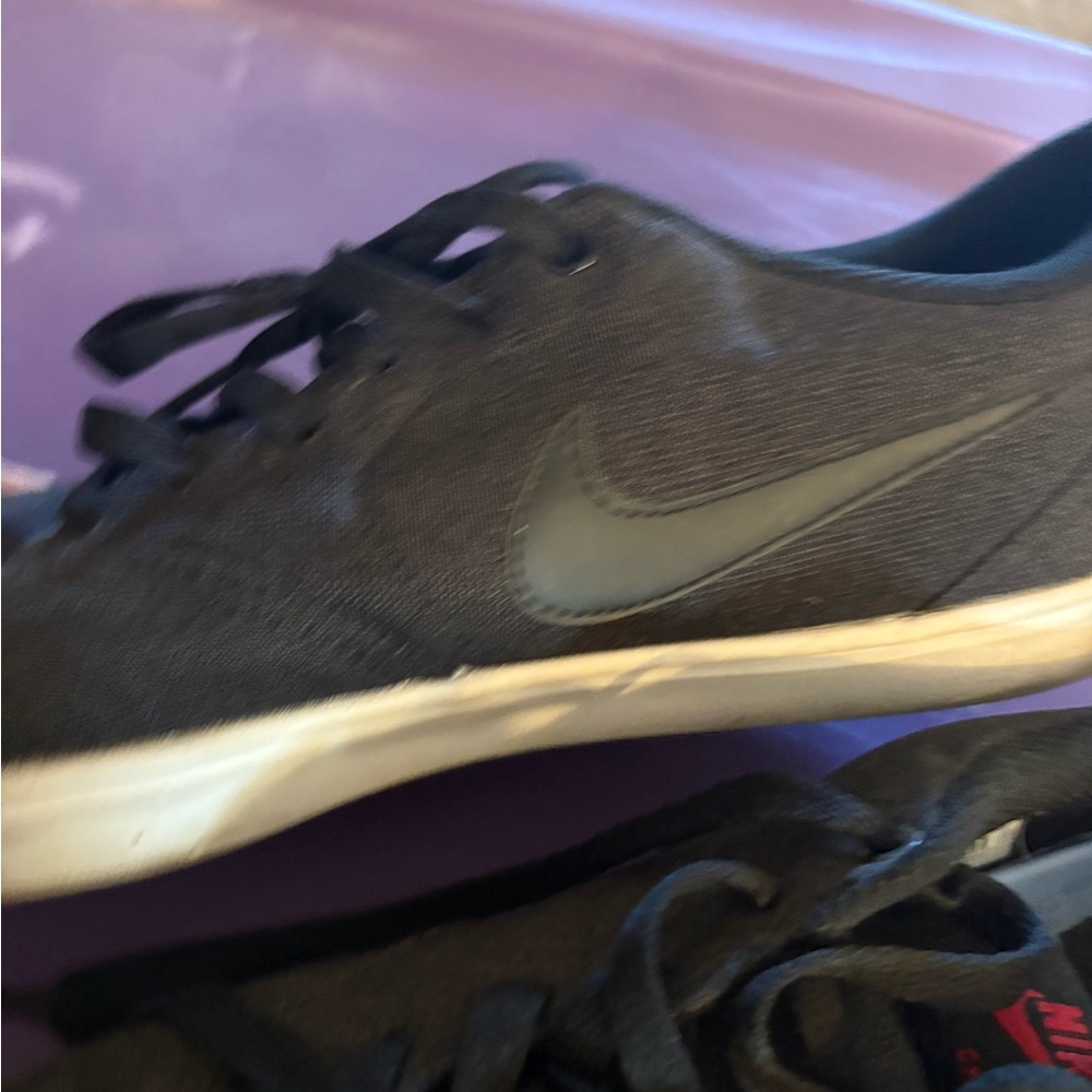 Nike Black and White Sneakers Comfortable Athletic Design - Picture 3 of 6